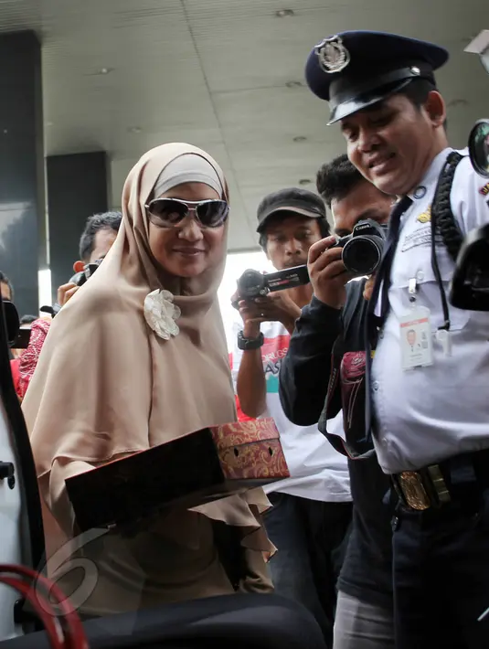 Meidiana Hutomo saat menuju mobil usai menjalani pemeriksaan di KPK, Jakarta, Jumat (29/5/2015). Mediana Hutomo diperiksa sebagai saksi atas tersangka mantan Menteri Kesehatan, Siti Fadilah Supari . (Liputan6.com/Helmi Afandi)