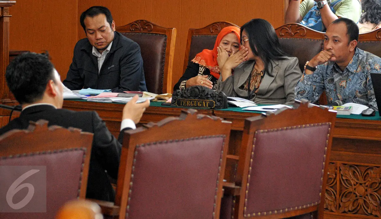 Kuasa hukum KPK memperhatikan keterangan yang disampaikan pakar hukum Jamin Ginting yang menjadi saksi ahli pada sidang praperadilan mantan Wali Kota Makassar Ilham Arief Sirajudin, di PN Jakarta Selatan, Senin (6/7/2015). (Liputan6.com/Yoppy Renato)
