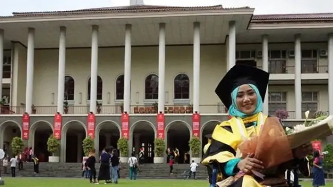 [Bintang] Bukan Meratapi Nasib, Perempuan Ini Buktikan Bisa Lulus Kuliah Meskipun Kakinya Telah Lumpuh karena Kecelakaan