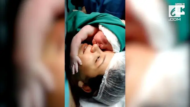 Rekaman momen mengharukan seorang bayi yang baru saja lahir di Brasil memeluk dan mencium ibunya.
