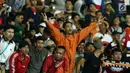 Suporter Persija membentangkan tangan merayakan kemenangan tim Macan Kemayoran atas Perserui pada lanjutan Liga 1 Indonesia di Stadion Patriot Candrabhaga, Bekasi, Selasa (13/6). Persija menang telak 3-0 atas perserui. (Liputan6.com/Helmi Fithriansyah)