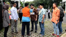 Aktivis berperan sebagai narapidana kasus korupsi menyambut anggota Pansus Hak Angket KPK dalam adegan parodi di depan Gedung KPK, Jakarta, Minggu (9/7). Mereka mengkritisi pertemuan tersebut. (Liputan6.com/Helmi Fithriansyah)