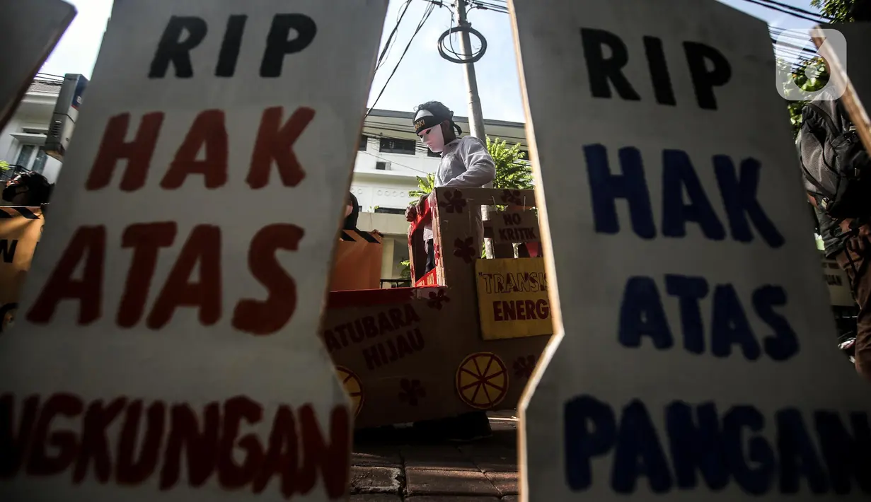 Sejumlah anak muda menggelar aksi damai di luar Kantor Komnas HAM, Jakarta, Kamis (14/7/2022). Mereka meminta hak asasi akibat krisis iklim dengan mengadukan kepada Komnas HAM terkait pembiaran krisis Iklim karena sudah sangat berpengaruh pada kehidupan, ekonomi, dan kesehatan perorangan maupun kelompok akibat kenaikan suhu bumi serta cuaca ekstrem. (Liputan6.com/Faizal Fanani)