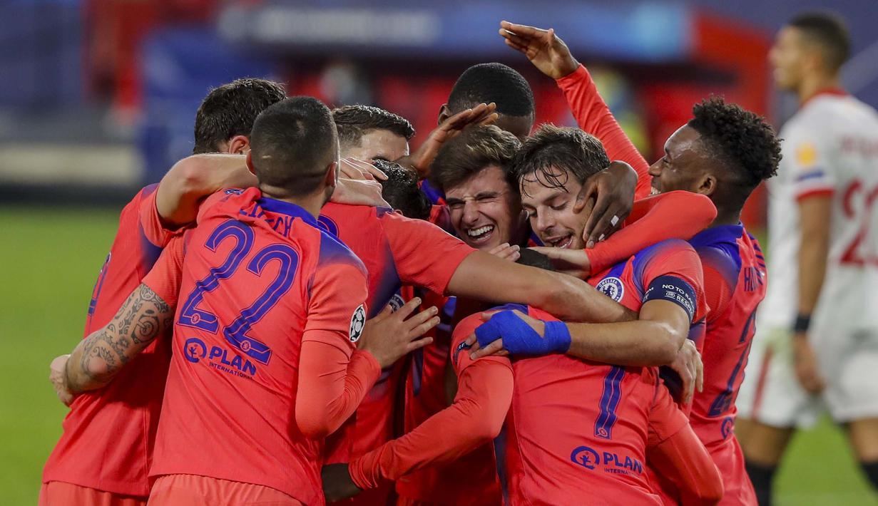 Para pemain Chelsea merayakan gol yang dicetak oleh Olivier Giroud ke gawang Sevilla pada laga Liga Champions di Stadion Ramon Sanchez Pijuan, Kamis (3/12/2020). Chelsea Menang dengan skor 4-0. (AP/Angel Fernandez)
