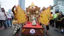 Peserta pawai perayaan Hari Batik Nasional saat berparade pada Hari Bebas Kendaraan di kawasan Bundaran HI, Jakarta, Minggu (1/10). Parade Batik Nusantara ini perayaan Hari Batik Nasional 2 Oktober. (Liputan6.com/Helmi Fithriansyah)