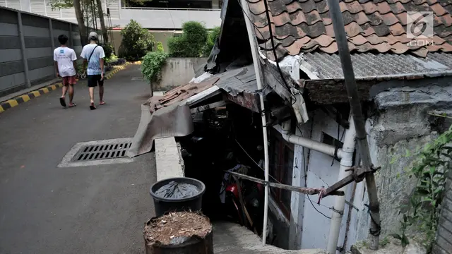 Rumah Usang di Halaman Apartemen Thamrin