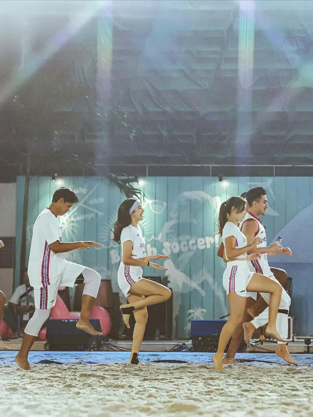 8 Potret Anya Geraldine saat Ikut Pertandingan Voli Pantai, Curi Perhatian
