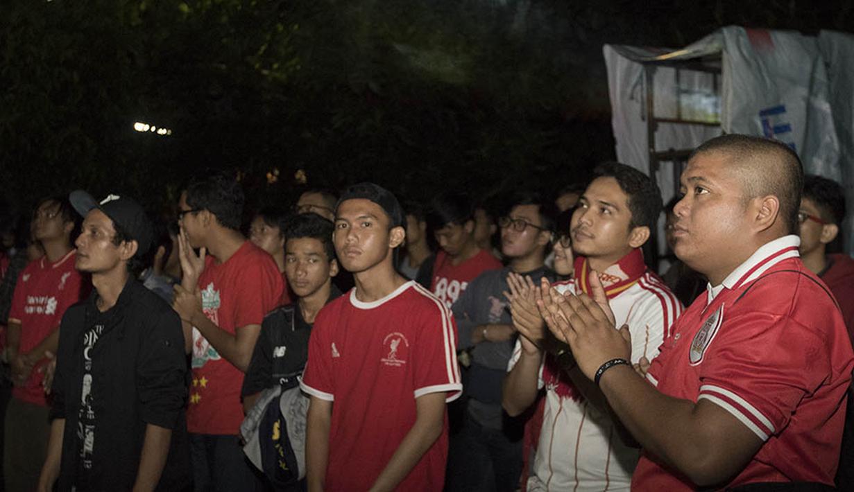 Namun para fans tampak tetap mengapresiasi usaha para pemain Liverpool. (Bola.com/Vitalis Yogi Trisna)