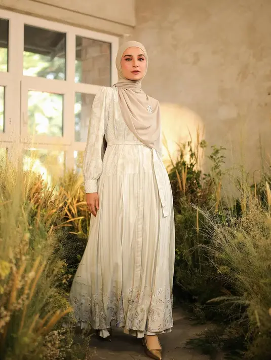 Pashmina berbahan ceruty dengan karakteristik flowy dan jatuh dapat dikenakan dengan gaya menutup dada. Seperti yang dikenakan oleh Shireen Sungkar, tampilan ini semakin manis dengan tambahan bros silver yang mempercantik hijab. [@shireensungkar].