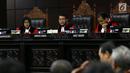 Ketua Majelis Hakim Konstitusi Anwar Usman (tengah) memimpin sidang pendahuluan sengketa hasil Pemilu Legislatif 2019 di gedung MK, Jakarta, Rabu (10/7/2019). Sidang beragendakan pemeriksaan pendahuluan terkait Perselisihan Hasil Pemilu DPR-DPRD Provinsi Sulawesi Barat. (Liputan6/Johan Tallo)