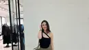 Seperti potret ini, Marcella tampil kece memadukan cut out tank top dengan loose pants warna army.