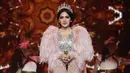 "(Saat perform) selalu di treatment luar biasa. Karena melaunching sesuatu yang baru, artinya pastinya kerjasama juga sudah terjalin dengan SCTV. Pas banget besok 10 tahun aku bekerjasama dengan SCTV," Syahrini melanjutkan. (Bambang E. Ros/Bintang.com)