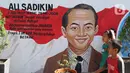 Anak-anak melintasi mural di Kampung Budaya Kawasan Jakarta Barat, Selasa (19/11/2019). Penataan dilakukan mulai daari pembenahan jalan, pembuatan resapan air, bangku, mural, hingga ubin pemandu untuk penyandang disabilitas dengan anggaran mencapai Rp2.5 miliar. (Liputan6.com/Herman Zakharia)