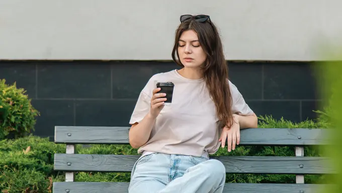 wanita agustus di bangku