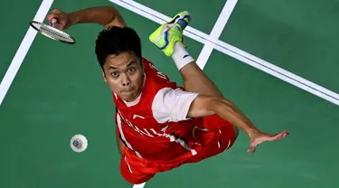 Pebulu tangkis tunggal putra Indonesia Anthony Sinisuka Ginting mengembalikan pukulan ke arah tunggal putra India, Lakshya Sen pada final putra turnamen bulu tangkis Piala Thomas 2022 di Impact Arena, Bangkok, Thailand, Minggu (15/5/2022). Ginting kalah rubber game melawan tunggal pertama India Lakshya Sen 21-8, 17-21, 16-21. (Manan VATSYAYANA / AFP)