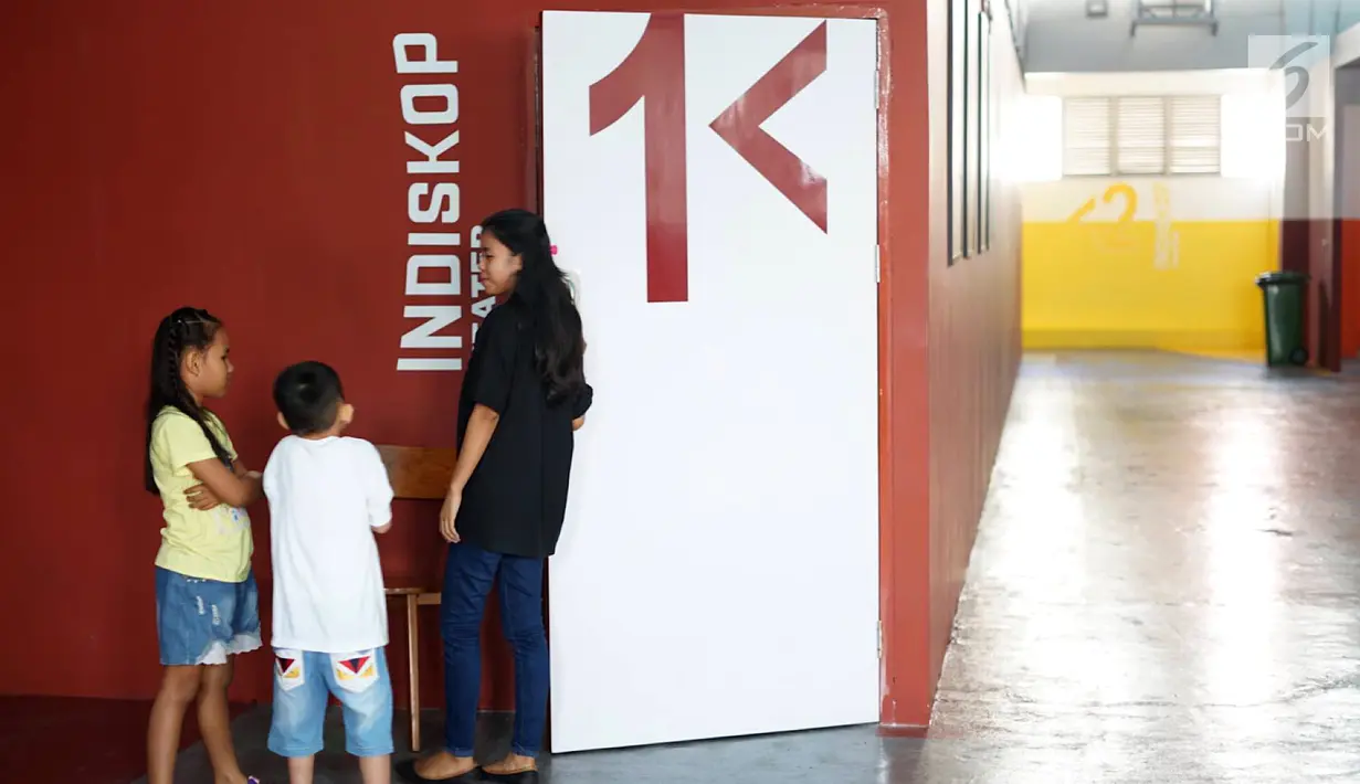 Anak-anak masuk ke studio bioskop Indiskop, Pasar Jaya Teluk Gong, Jakarta, Rabu (24/7/2019). Indiskop merupakan bioskop pertama yang berada di dalam pasar tradisional di lantai tiga dan sudah resmi dibuka sejak 22 Juni 2019. (Liputan6.com/Immanuel Antonius)