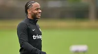 Gelandang Chelsea, Raheem Sterling menghadiri sesi latihan tim di fasilitas pelatihan Chelsea Cobham di Stoke D'Abernon, London (6/3/2023). Duel Chelsea vs Dortmund di leg kedua Liga Champions ini diprediksi akan berjalan sengit. Joao Felix dan kawan-kawan diuntungkan akan bermain di markas sendiri.(AFP/Glyn Kirk)