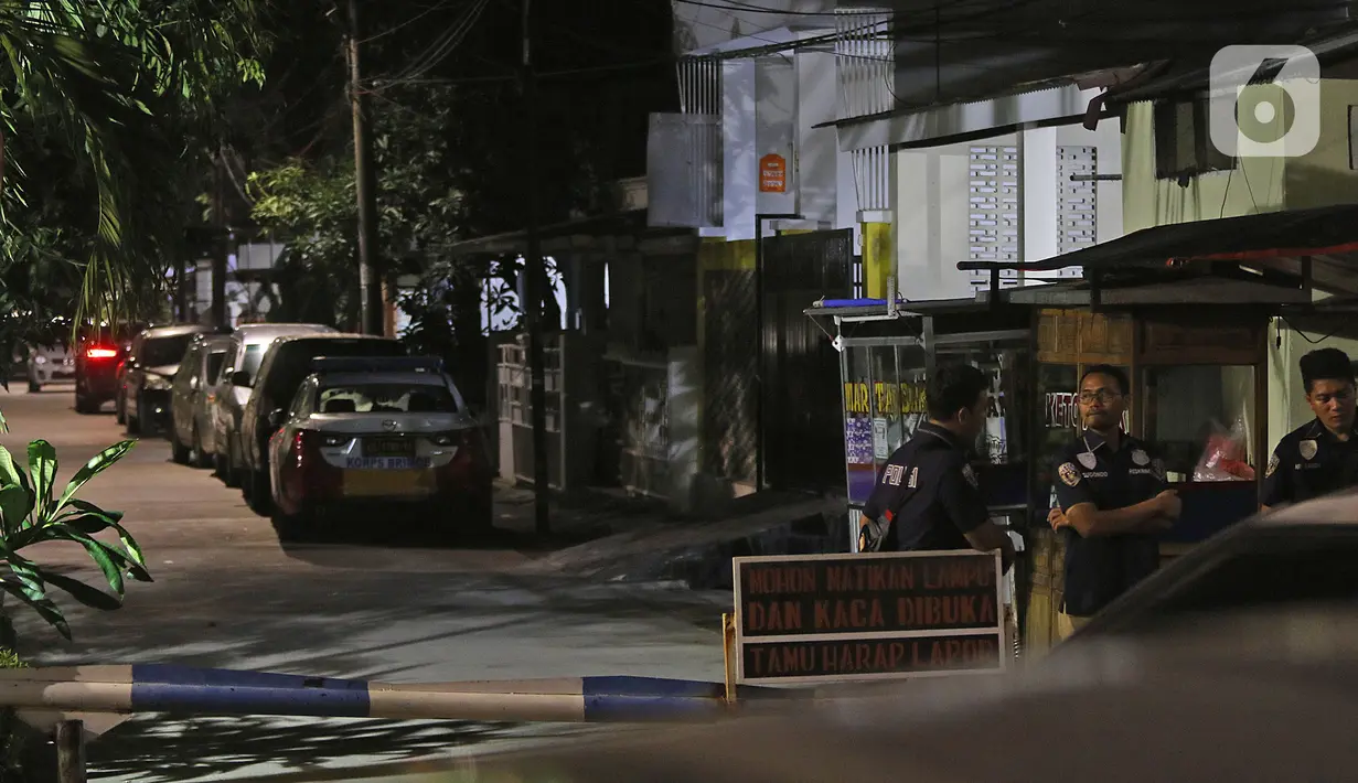 Petugas melakukan penjagaan saat berlangsungnya rekonstruksi kasus penyiraman air keras ke penyidik KPK Novel Baswedan di Jalan Deposito, Kelapa Gading, Jakarta, Jumat (7/2/2020). Diketahui, Novel Baswedan mengalami insiden penyiraman air keras pada 11 April 2017. (Liputan6.com/Herman Zakharia)