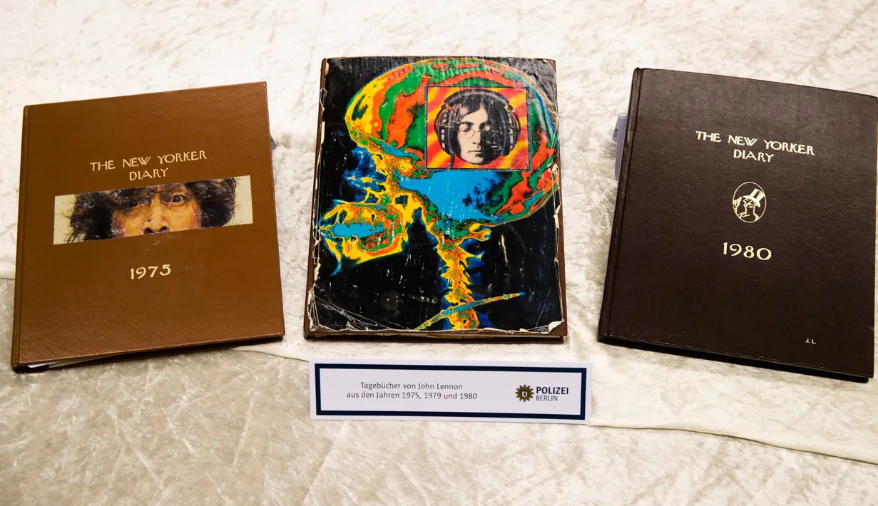 Buku harian tahun 1975, 1979 dan 1980 milik mantan personel The Beatles, John Lennon diperlihatkan di Berlin, Selasa (21/11). Polisi Jerman menduga barang-barang peninggalan John Lennon dicuri oleh mantan sopir sang istri, Yoko Ono. (AP/Markus Schreiber)