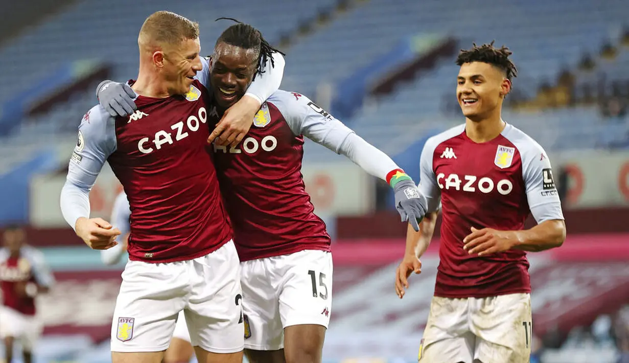 Pemain Aston Villa, Bertrand Traore, melakukan selebrasi bersama Ross Barkley usai mencetak gol ke gawang Newcastle United pada laga Liga Inggris di Stadion Villa Park, Sabtu (23/1/2021). Aston Villa menang dengan skor 2-0. (Clive Brunskill/Pool via AP)