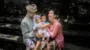 Happy Salma dan suami serta 2 anaknya  (Liputan6.com/IG/HappySalma)