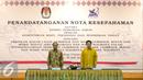Mohammad Nasir (kiri) bersama Husni Kamil saat mengikuti penandatangan nota kesepahaman di Kantor KPU, Jakarta, Kamis (30/7/2015). Penandatangan terkait kerjasama verifikasi ijazah dalam rangka Pilkada serentak. (Liputan6.com/Faizal Fanani)