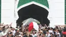 Pelayat mengangkat keranda jenazah tokoh PBNU KH Hasyim Muzadi jelang pemakaman di Ponpes Al-Hikam, Kukusan, Beji, Depok, Kamis (16/3). Jenazah KH Hasyim Muzadi dimakamkan secara militer dengan iringan lantunan tahlil. (Liputan6.com/Immanuel Antonius)