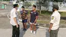 Pelanggar PSBB terjaring razia di kawasan Stadion Pakansari, Kabupaten Bogor, Minggu (6/9/2020). Pemkab Bogor menghukum pelanggar PSBB dengan denda Rp 100 ribu serta sanksi sosial seperti membersihkan area makam, push up, dan mempraktikkan prosesi pemakaman. (Liputan6.com/Herman Zakharia)