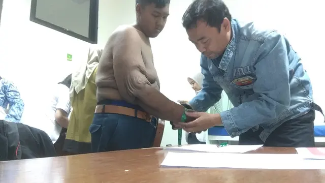 Arya Permana sedang melakukan pemeriksaan jelang operasi bedah plastik sepekan mendatang. (Foto: Arie Nugraha)