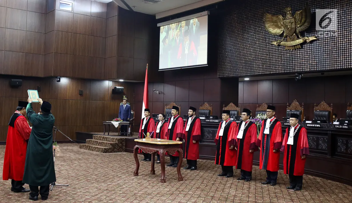 Rohaniawan mengambil sumpah jabatan Ketua, Wakil dan Anggota Mahkamah Konstitusi periode 2017-2020 di Gedung MK, Jakarta, Jumat (14/7). Arief Hidayat kembali terpilih menjadi Ketua MK secara aklamasi melalui musyawarah mufakat. (Liputan6.com/Johan Tallo)