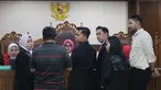 Terdakwa dugaan peredaran narkotika di Rumah Tahanan (rutan) Salemba, Muhammad Ammar Akbar alias Ammar Zoni (kanan) saat mengikuti sidang lanjutan kasusnya di Pengadilan Negeri (PN) Jakarta Pusat, Kamis (15/1/2025). Sidang lanjutan dugaan peredaran narkotika di Rumah Tahanan (rutan) Salemba dengan terdakwa Muhammad Ammar Akbar alias Ammar Zoni kembali digelar di Pengadilan Negeri (PN) Jakarta Pusat, (KapanLagi.com/Budy Santoso)