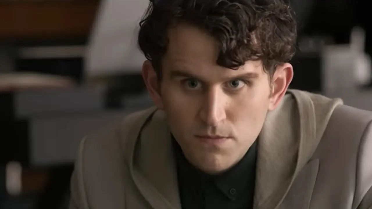 Harry Melling (Tangkapan layar YouTube/ Netflix)