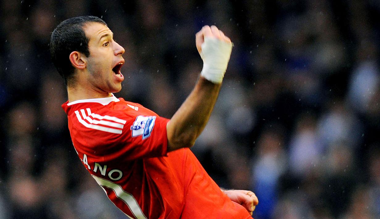 Javier Mascherano - Pesepak bola yang terkenal dengan permainan ngotot ini pernah berseragam Liverpool pada tahun 2007 hingga 2010. Bersama The Reds ia mampu memainkan laga sebanyak 94 kali dengan torehan 2 gol. (AFP/Andrew Yates)