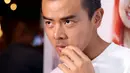 Meski hanya berperan sebagai muslim di film Abdullah V Takeshi, Dion Wiyoko yang aslinya merupakan keturunan Tiong Hoa mengatakan tak perlu ada yang dipermasalahkan. (Andy Masela/Bintang.com)