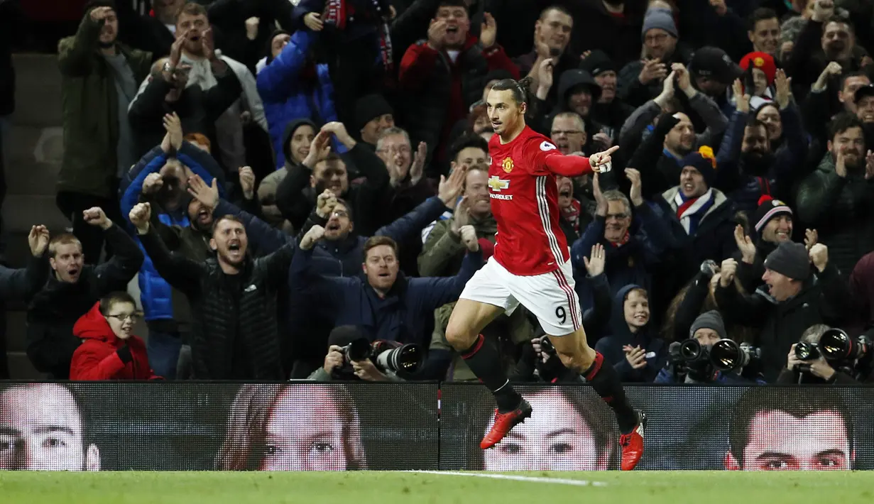 Bintang Manchester United, Zlatan Ibrahimovic mencetak satu gol indah saat timnya bersua Sunderland pada laga Boxing Day Premier League di  Old Trafford, (26/12/2016). (Action Images via Reuters/Lee Smith) 