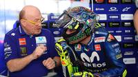 Valentino Rossi mengomentari positif sasis anyar motor Yamaha YZR-M1 yang dipakai pada tes pramusim MotoGP 2018 di Sirkuit Sepang, Minggu (28/1/2018). (Twitter/Yamaha MotoGP)