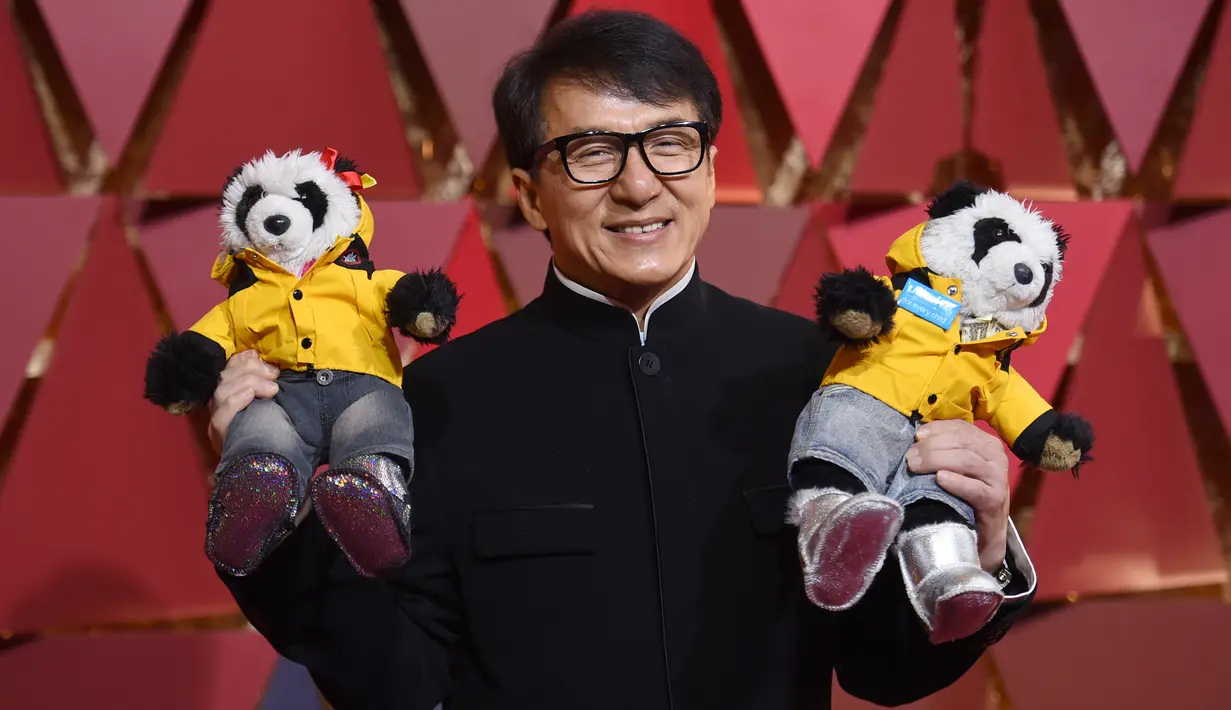 Aktor Jackie Chan berpose dengan boneka panda di karpet merah Academy Awards ke-89 atau Oscar 2017 di Dolby Theatre, Los Angeles, Minggu (26/2). Jackie Chan menyebut dua boneka panda itu dengan "dua anak lelakiku". (Photo by Richard Shotwell/Invision/AP)