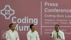 (ki-ka) Dirut Bank Mandiri Kartika Wirjoatmodjo, Kepala Bekraf, Triawan Munaf, Menteri Ketenagakerjaan Hanif Dhakiri saat menghadiri Program Coding Mum di Jakarta, Jumat (24/3). (Liputan6.com/Angga Yuniar)