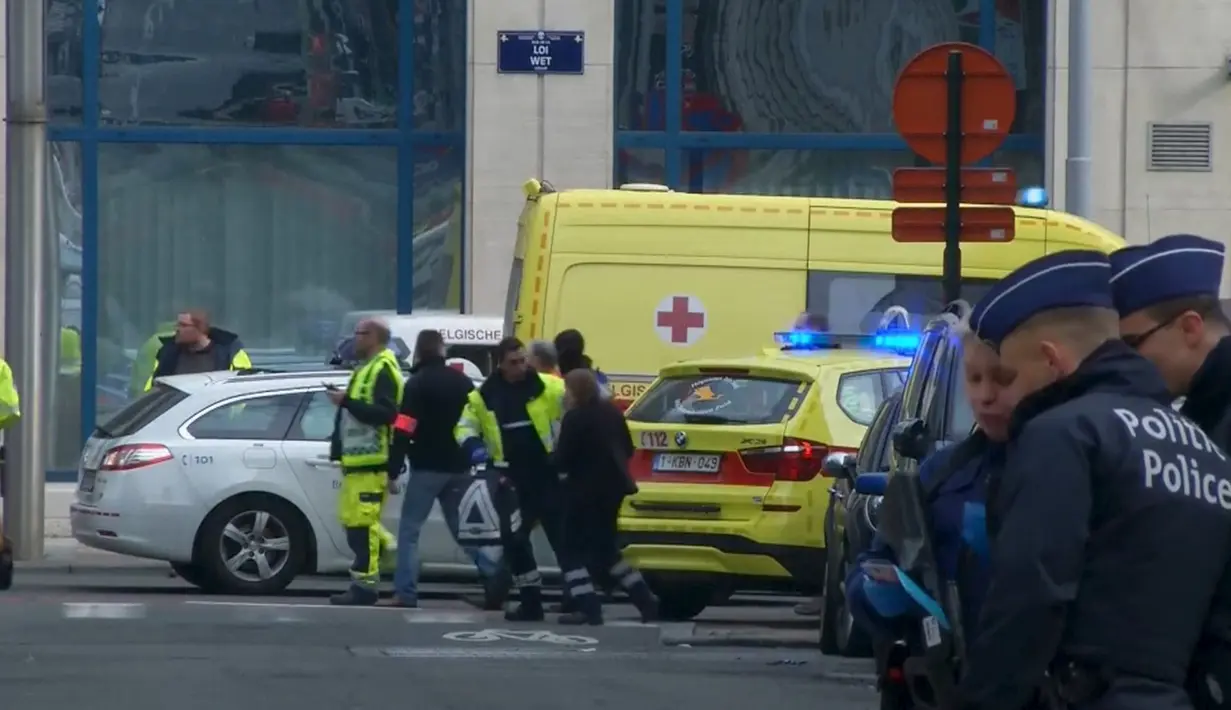 Petugas medis dan aparat keamanan dikerahkan ke lokasi ledakan di stasiun metro Maalbeek, di Brussels, Belgia, Selasa (22/3).  Ledakan itu terjadi kurang dari satu jam setelah pengeboman di bandara yang menewaskan belasan orang. (REUTERS/Reuters TV)