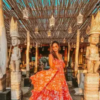 Memiliki kulit eksotis, artis Indah Kalalo kerap muncul dengan mengenakan busana warna vibrant. @indahkalalo.