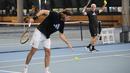 Stefanos Tsitsipas dari Yunani didampingi ayah sekaligus pelatihnya, Apostolos saat sesi latihan menjelang final putra kejuaraan tenis Australia Open 2023 di Melbourne, Australia, Sabtu, 28 Januari 2023. Petenis 24 tahun itu melangkah ke final usai menyingkirkan wakil Rusia, Karen Kachanov empat set 7(7)-6(2), 6-4, 6(6)-7(8), dan 6-3 pada semifinal di Rod Laver Arena. (AP Photo/Dita Alangkara)