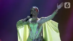 Penyanyi Yura Yunita saat tampil dalam pertunjukan Tutur Batin Live in Concert 2023 di Tennis Indoor, Kompleks Gelora Bung Karno Jakarta, Jumat (15/6/2023). (Liputan6.com/Helmi Fithriansyah)