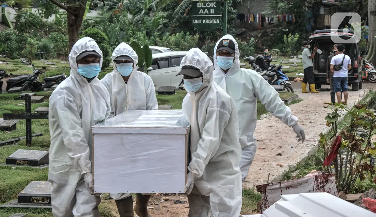 Petugas mengenakan baju hazmat saat memakamkan jenazah pasien Covid-19 isolasi mandiri di TPU Pondok Kelapa, Jakarta, Selasa (13/7/2021). Tim Koalisi Warga LaporCovid-19 mencatat sebanyak 451 pasien Covid-19 meninggal saat menjalani isolasi mandiri. (merdeka.com/Iqbal S Nugroho)