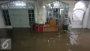 Seorang warga membersihkan banjir yang menggenangi Mesjid An Nur di kawasan Pasar Minggu, Jakarta, Selasa (4/10). Banjir yang rutin menggenangi kawasan tersebut menyebabkan aktivitas warga serta ibadah terganggu. (Liputan6.com/Immanuel Antonius)