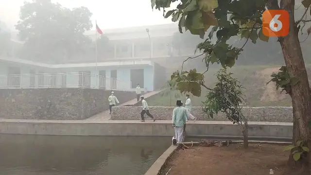 Asap Menyelimuti Sekolahan. (Rabu, 18/09/2024). (Yandhi Deslatama/Liputan6.com).