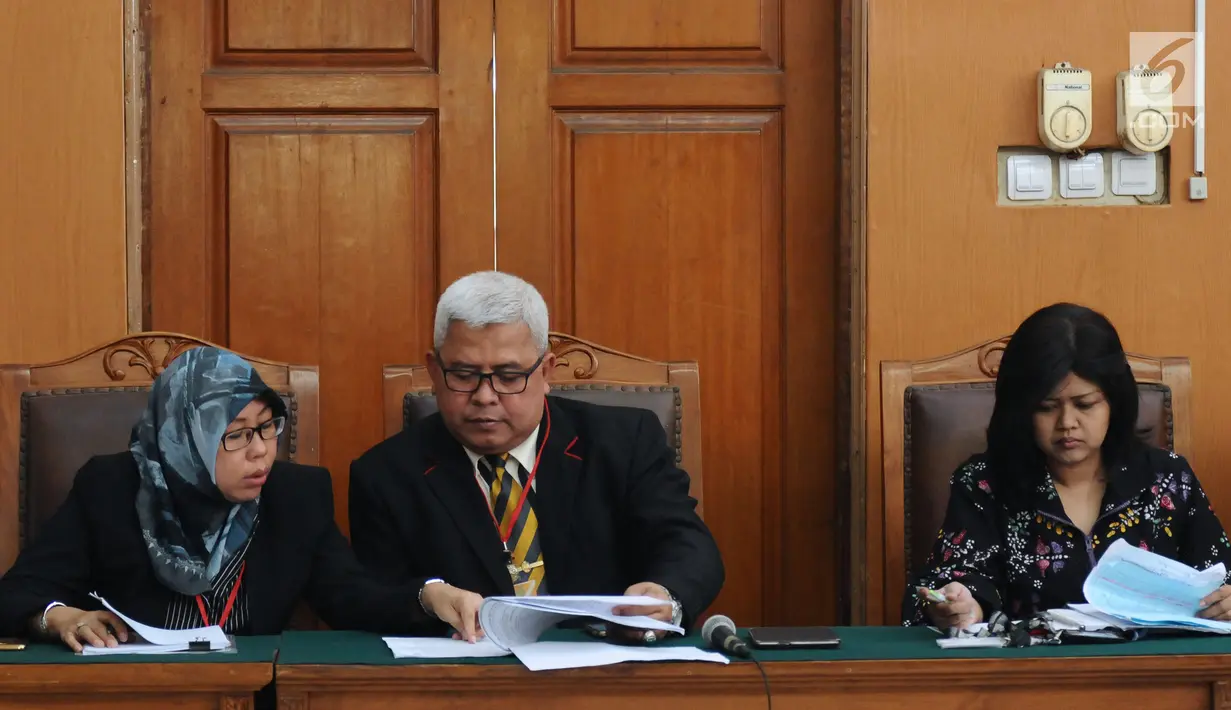 Kuasa Hukum pihak Termohon membaca materi permohonan pihak pemohon pada sidang praperadilan Setya Novanto terhadap KPK di Pengadilan Negeri Jakarta Selatan, Rabu (20/9). Sidang beragendakan pembacaan materi pihak pemohon. (Liputan6.com/Helmi Fithriansyah)