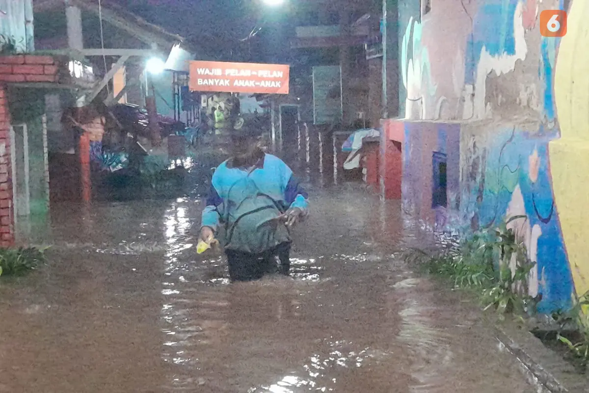 Wilayah Kelurahan Tukang Kayu Lebak Kecamatan Banyuwangi Kota terendam Banjir akibat luapan Sungai Kalillo (Hermawan Arifianto/Liputan6.com)