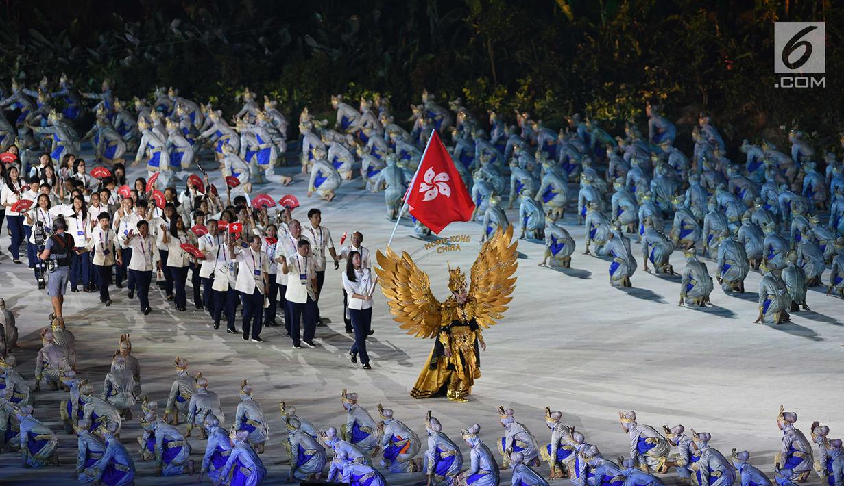 Kontingen Hong Kong melintas saat pembukaan Asian Games 2018 di Stadion Utama Gelora Bung Karno (SUGBK), Jakarta, Sabtu (18/8). Asian Games 2018 diikuti 45 negara. (Merdeka.com/Imam Buhori)