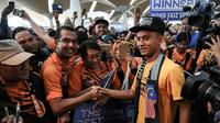 Pesepak bola Malaysia, Faiz Subri, disambut warga negeri jiran saat tiba di Bandara International Kuala Lumpur, Malaysia, Rabu (11/1/2017). Pemain Penang FA ini menjadi pesepak bola Asia pertama yang meraih FIFA Puskas Award. (AFP/Mohd Rasfan)
