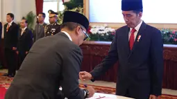 Agus Gumiwang Kartasasmita menandatangani surat pelantikan Menteri Sosial dihadapan Presiden Joko Widodo di Istana Negara, Jakarta, Jumat (24/8). Agus Gumiwang dilantik berdasarkan Keppres nomor 148p tahun 2018. (Liputan6/Pool/Gar)